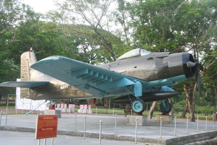 Không gian trưng bày ngoài trời tại  Bảo tàng lịch sử tỉnh Thừa Thiên Huế