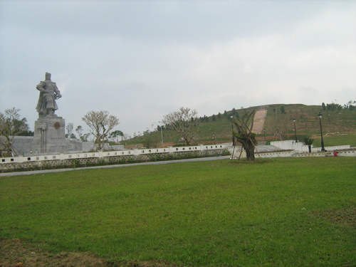 Tượng đài Quang Trung ở núi Bân