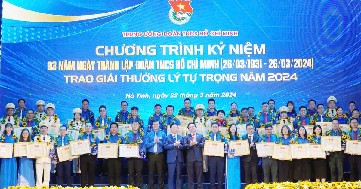 Lãnh đạo tỉnh Thừa Thiên Huế trao bằng khen cho các tập thể và cá nhân  có thành tích xuất sắc trong “Chiến dịch thanh niên tình nguyện hè”, giai đoạn 2000 – 2024 (Nguồn: thuathienhue.gov.vn)